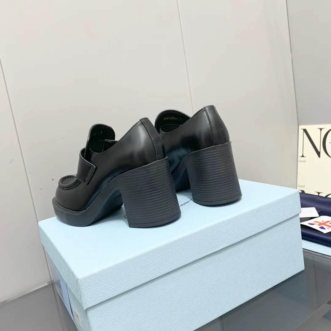 👟👟Ex-factory price p520👟👟, 👟👟Ex-factory price prada Prada 2022 autumn and winter high-heeled loafers, classic triangular logo loafers, high-heeled style. The slightly wide shoe shape is matched with the thick high-heeled shape, which is very coordinated and does not feel clumsy at all. Moreover, the one-piece sole is as comfortable as a sports shoe. You can immediately increase your height by 7.5cm after wearing it. A must-have item that combines both beauty and comfort! The upper is made of imported cowhide (open-edge beaded cowhide, cow patent leather) and the lining is lambskin!